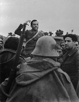 Miguel Hern�ndez shouting his poems to Loyalist soldiers (1937)